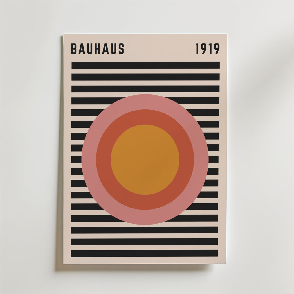 Bauhaus Harmony Poster by Bozetto har "BAUHAUS" och "1919" upptill, djärva svarta ränder och en orangeröd koncentrisk cirkel på en vit bakgrund - ett slående exempel på grafisk elegans.