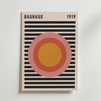 Bauhaus Harmony Poster by Bozetto har "BAUHAUS" och "1919" upptill, djärva svarta ränder och en orangeröd koncentrisk cirkel på en vit bakgrund - ett slående exempel på grafisk elegans.
