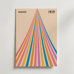Bauhaus Spectrum No. 1 Poster by Bozetto har texten "BAUHAUS" och "1919" med djärva blå, orange, gula och rosa ränder som bildar en slående triangel på beige - en modernistdesign som sticker ut.