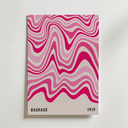 Bauhaus Pink Waves Poster by Bozetto föreställer vågiga abstrakta rosa linjer på en vit bakgrund med BAUHAUS i fet svart längst ner till vänster och 1919 längst ner till höger.