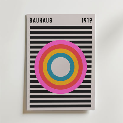 Bozetto Bauhaus Spectrum No. 2 Poster visar BAUHAUS 1919 högst upp, djärva horisontella svarta linjer och ett slående centralt mål i rosa, orange, gult och blått på en skarp vit bakgrund.