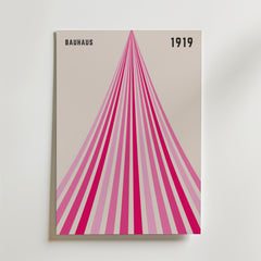 Bozetto Bauhaus Ascend Poster har "BAUHAUS" (uppe till vänster), "1919" (uppe till höger) och djärva rosa, magenta och röda ränder som bildar en uppåtgående triangel - perfekt som en slående väggkonst för ditt hem.