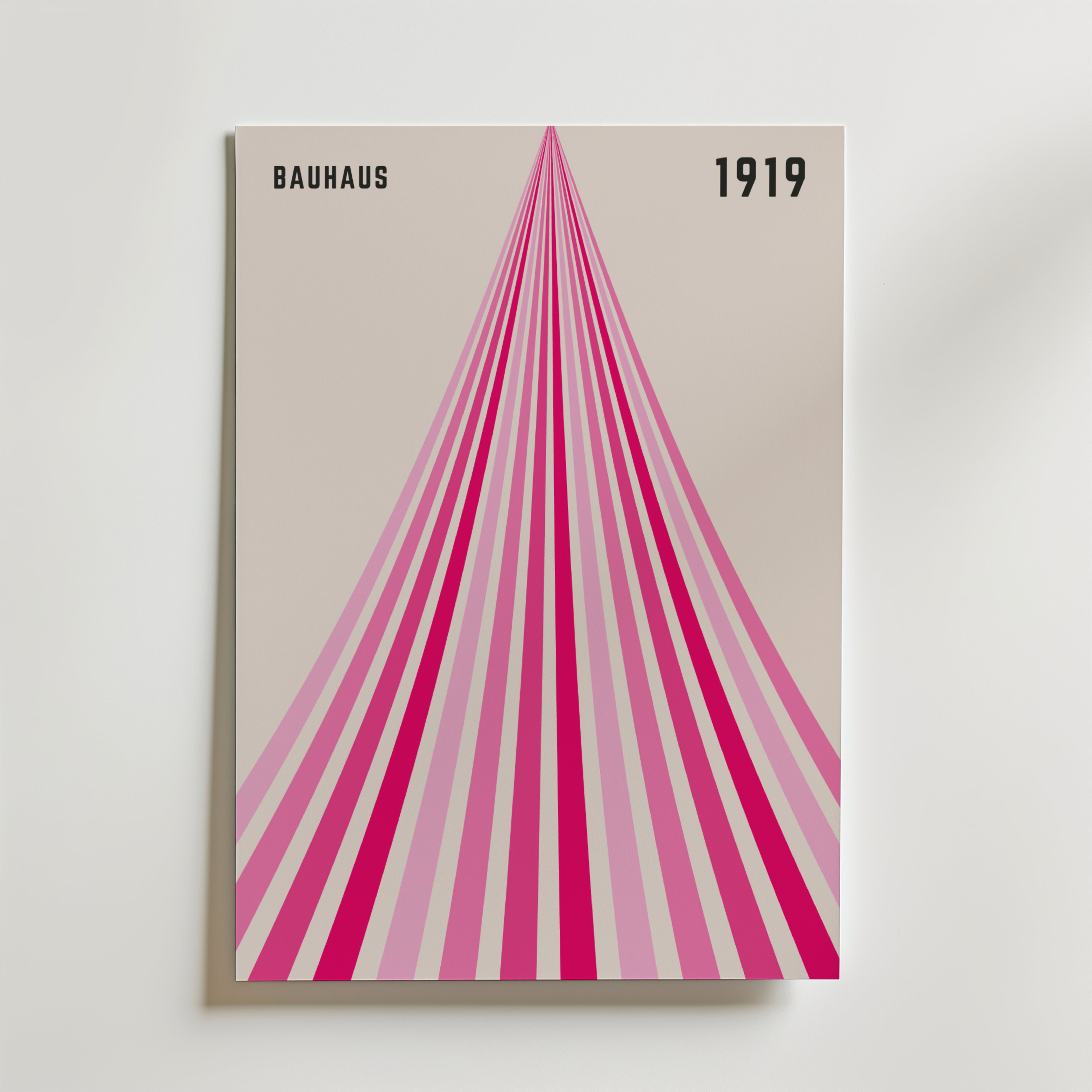Bozetto Bauhaus Ascend Poster har "BAUHAUS" (uppe till vänster), "1919" (uppe till höger) och djärva rosa, magenta och röda ränder som bildar en uppåtgående triangel - perfekt som en slående väggkonst för ditt hem.