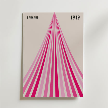 Bozetto Bauhaus Ascend Poster har "BAUHAUS" (uppe till vänster), "1919" (uppe till höger) och djärva rosa, magenta och röda ränder som bildar en uppåtgående triangel - perfekt som en slående väggkonst för ditt hem.