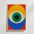 Bauhaus Focus Poster från Bozetto har en djärv röd bakgrund med ett stort öga som består av överlappande former: gul halvcirkel upptill, blå nedanför, grön cirkel i mitten och svart pupill - en modern abstrakt look.
