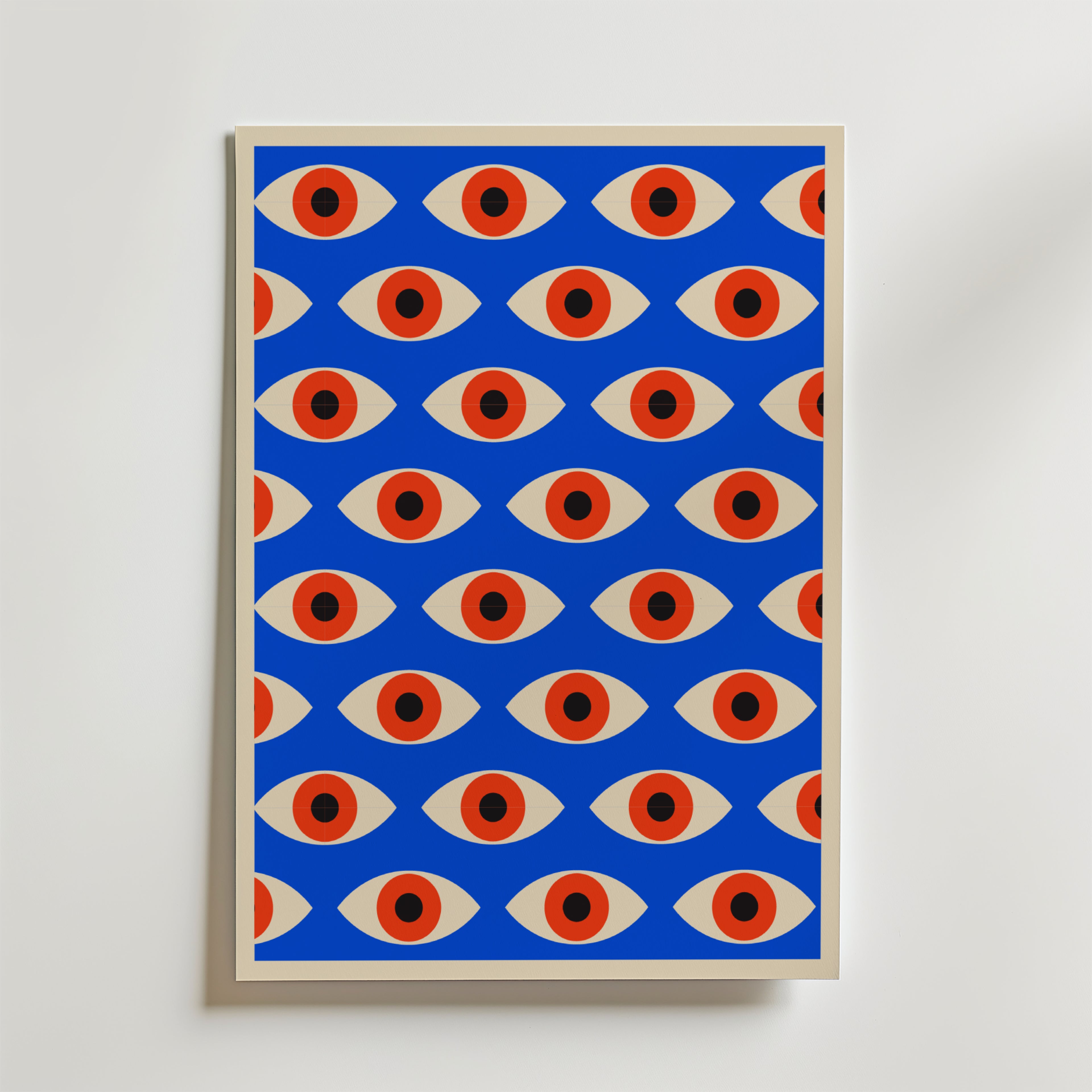 Bozetto Bauhaus Pattern Eyes Poster visar stiliserade ögon med röd iris och svarta pupiller på ljusblå botten och ger en modern känsla till alla rum med sin slående design. Perfekt som inramat grafiskt konstverk för snygg inredning.