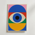 Bauhaus Eye Poster by Bozetto visar ett slående öga med svart pupill, blå iris och vit sclera, bland djärva geometriska former i rosa, rött, grönt, blått och gult på vit botten - ett iögonfallande grafiskt konstverk och designaccent.