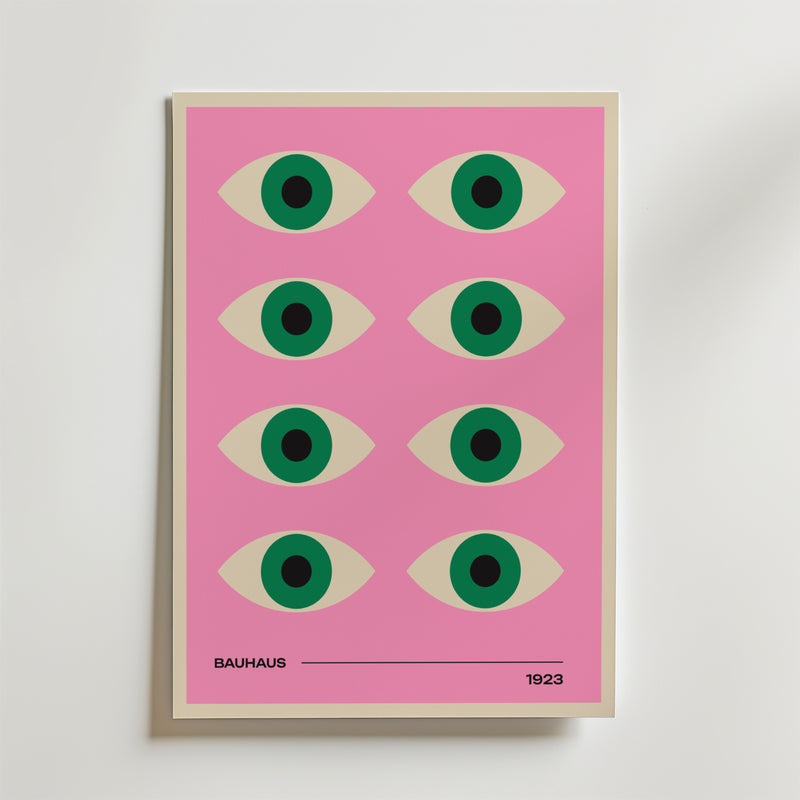 Bozetto Bauhaus Vision Poster har en rosa bakgrund med ett rutnät av åtta stiliserade ögon i kräm, grönt och svart. "BAUHAUS" står längst ner till vänster, "1923" till höger, vilket skapar ett djärvt konstverk med färgaccent.