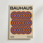 Bozetto Bauhaus Echo Poster har en fet svart "BAUHAUS" text, färgglada koncentriska halvcirklar som bildar en geometrisk design i mitten och "POSTER AUGUST 1923" längst ner på en beige bakgrund.