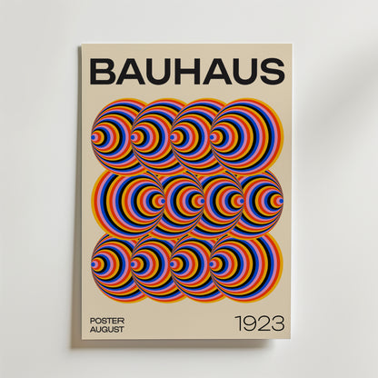 Bozetto Bauhaus Echo Poster har en fet svart "BAUHAUS" text, färgglada koncentriska halvcirklar som bildar en geometrisk design i mitten och "POSTER AUGUST 1923" längst ner på en beige bakgrund.