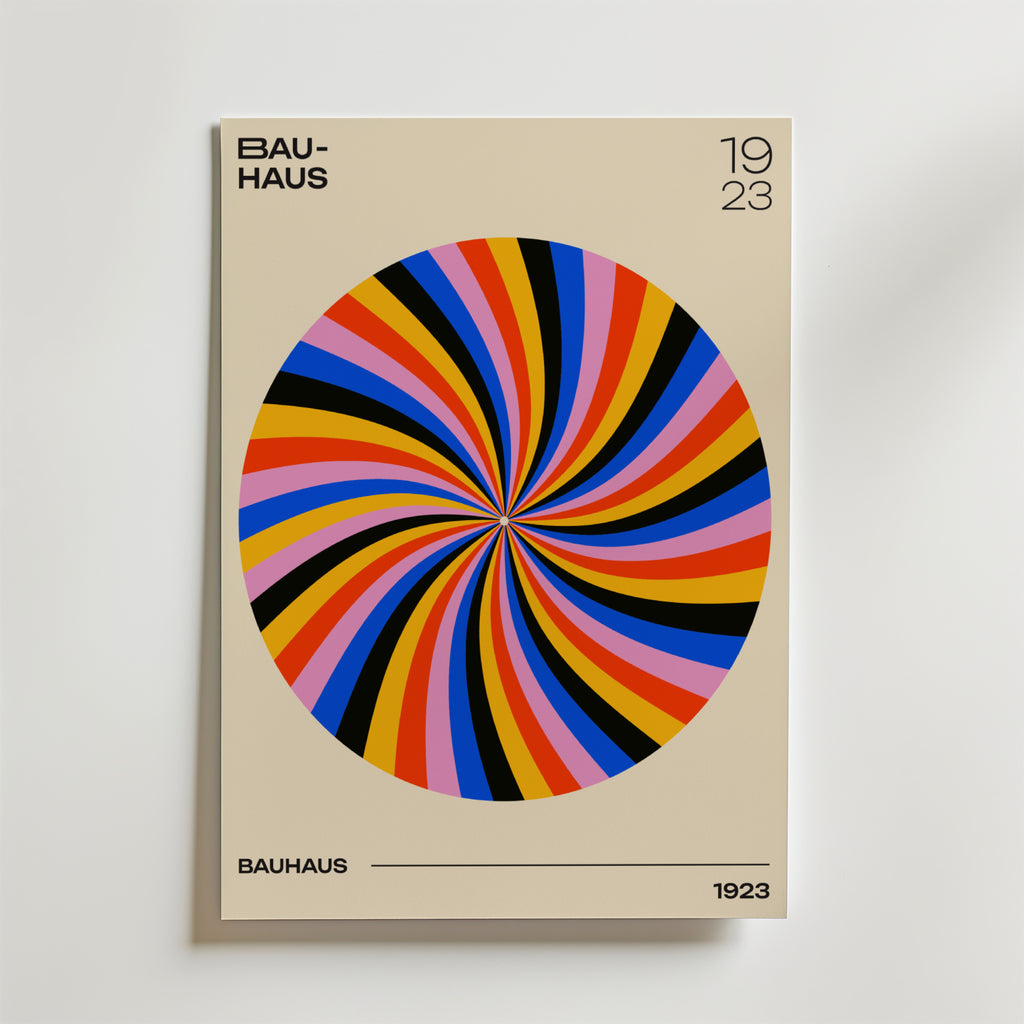 Bozetto Bauhaus Spiral Poster har en livfull beige spiral med blå, röda, gula, orange och svarta ränder. "BAUHAUS" och "1923" visas i svart, perfekt för fans av Bauhaus konstverk och modern inredning.