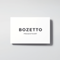 Ett Bozetto Presentkort: ett vitt kort med "BOZETTO" i fet svart stil och "PRESENTKORT" nedanför, centrerat i ljusgrått - ett perfekt digitalt presentkort för affischer eller som en unik present.