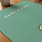 Just Vibing Frog Poster – närbild på papper