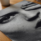 Hidden Gaze Poster – närbild på papper