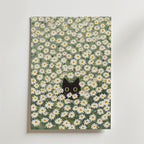 Hidden in Green Bloom Poster – En poetisk och drömsk poster som fångar naturens lugn och lekfullhet.