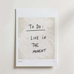 Bozetto "To Be, Not To Do" Poster har handskriven text på en ljusbeige jordtoner-bakgrund som ger en medvetet hem-vibe och modern minimalism till varje vit vägg.