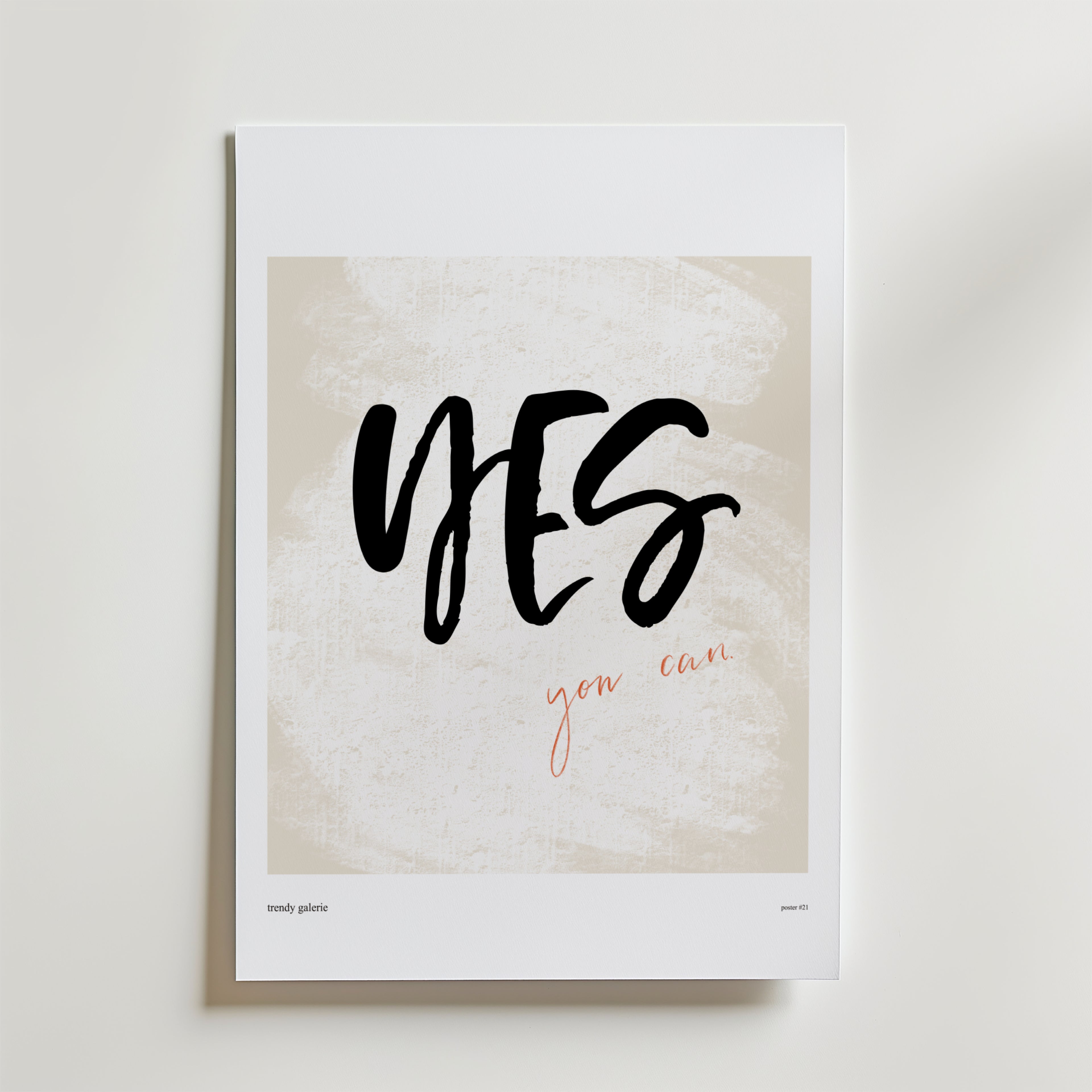 Yes You Can Poster by Bozetto har en djärv svart och kursiv orange text på en beige och vit texturerad bakgrund, vilket skapar en minimalistisk, inspirerande konst som är perfekt som motiverande väggdekor.