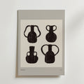 Form Archive Poster av Bozetto har fyra svarta abstrakta vaser i ett rutnät på en ljus bakgrund, kantad av en grå matta. Detta minimalistiska konsttryck erbjuder konstnärlig balans och grafiskt uttryck för modern förfining.