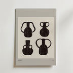 Form Archive Poster av Bozetto har fyra svarta abstrakta vaser i ett rutnät på en ljus bakgrund, kantad av en grå matta. Detta minimalistiska konsttryck erbjuder konstnärlig balans och grafiskt uttryck för modern förfining.