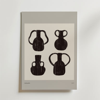 Form Archive Poster av Bozetto har fyra svarta abstrakta vaser i ett rutnät på en ljus bakgrund, kantad av en grå matta. Detta minimalistiska konsttryck erbjuder konstnärlig balans och grafiskt uttryck för modern förfining.