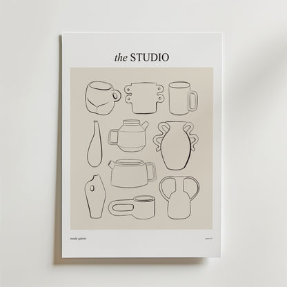 Postern Clay And Character Poster från Bozetto har minimalistiska svarta linjeteckningar av abstrakt keramik och vaser på en beige bakgrund, vilket ger kreativ inredning till alla rum. Postern visas uppställd mot en vit vägg.