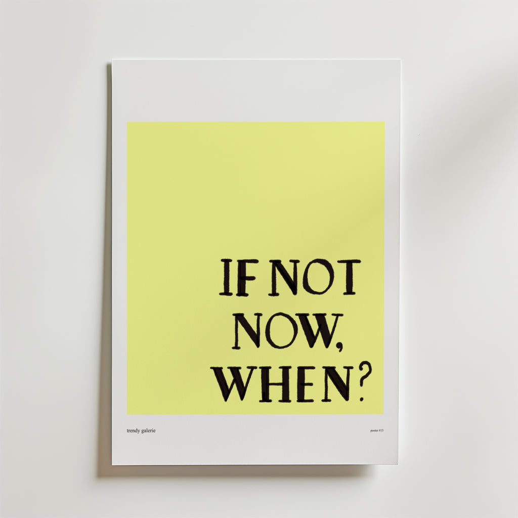 If Not Now Poster från Bozetto: inspirerande väggkonst med ljusgul bakgrund och svart text "IF NOT NOW, WHEN?" i versaler. Ett motiverande citat som lyfter rummet. Postern visas mot en vit yta.