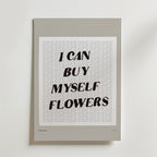 Bozetto I Can Buy Myself Flowers Poster har fet svart text över en bakgrund av upprepade "love yourself", som symboliserar självständighet och självkärlek. Den har en minimal design med en ljusgrå kant.