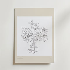 Olive Offering Poster by Bozetto har en minimalistisk linjeteckning av en vas med olivgrenar och frukter, på en ljusbeige matta och vit vägg - perfekt för att ge ditt sommarhus charm från Botanical Gallery.