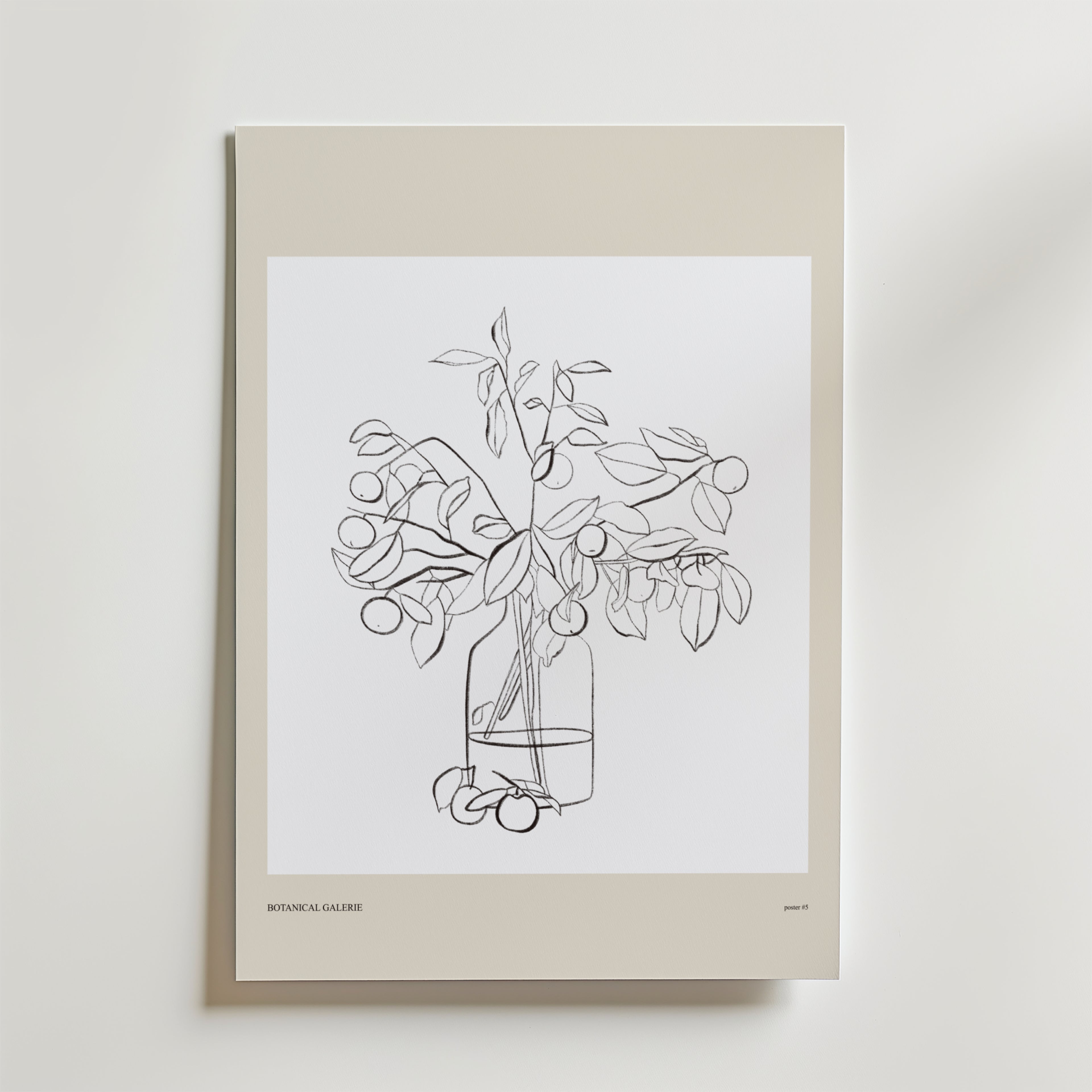Olive Offering Poster by Bozetto har en minimalistisk linjeteckning av en vas med olivgrenar och frukter, på en ljusbeige matta och vit vägg - perfekt för att ge ditt sommarhus charm från Botanical Gallery.