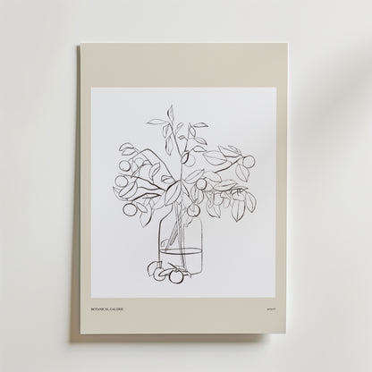 Olive Offering Poster by Bozetto har en minimalistisk linjeteckning av en vas med olivgrenar och frukter, på en ljusbeige matta och vit vägg - perfekt för att ge ditt sommarhus charm från Botanical Gallery.