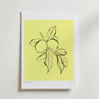 Bozetto Botanical Lemon Poster har en minimalistisk svart linjeteckning av två citroner med blad på en gul bakgrund, kantad i vitt och placerad mot en vit vägg.