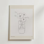 Petals Of Thought Poster by Bozetto har minimalistiska tunna linjer av en vallmobukett i en vas, centrerad på en vit bakgrund med en beige kant, vilket skapar en enkel och modern estetik.