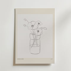 Petals Of Thought Poster by Bozetto har minimalistiska tunna linjer av en vallmobukett i en vas, centrerad på en vit bakgrund med en beige kant, vilket skapar en enkel och modern estetik.