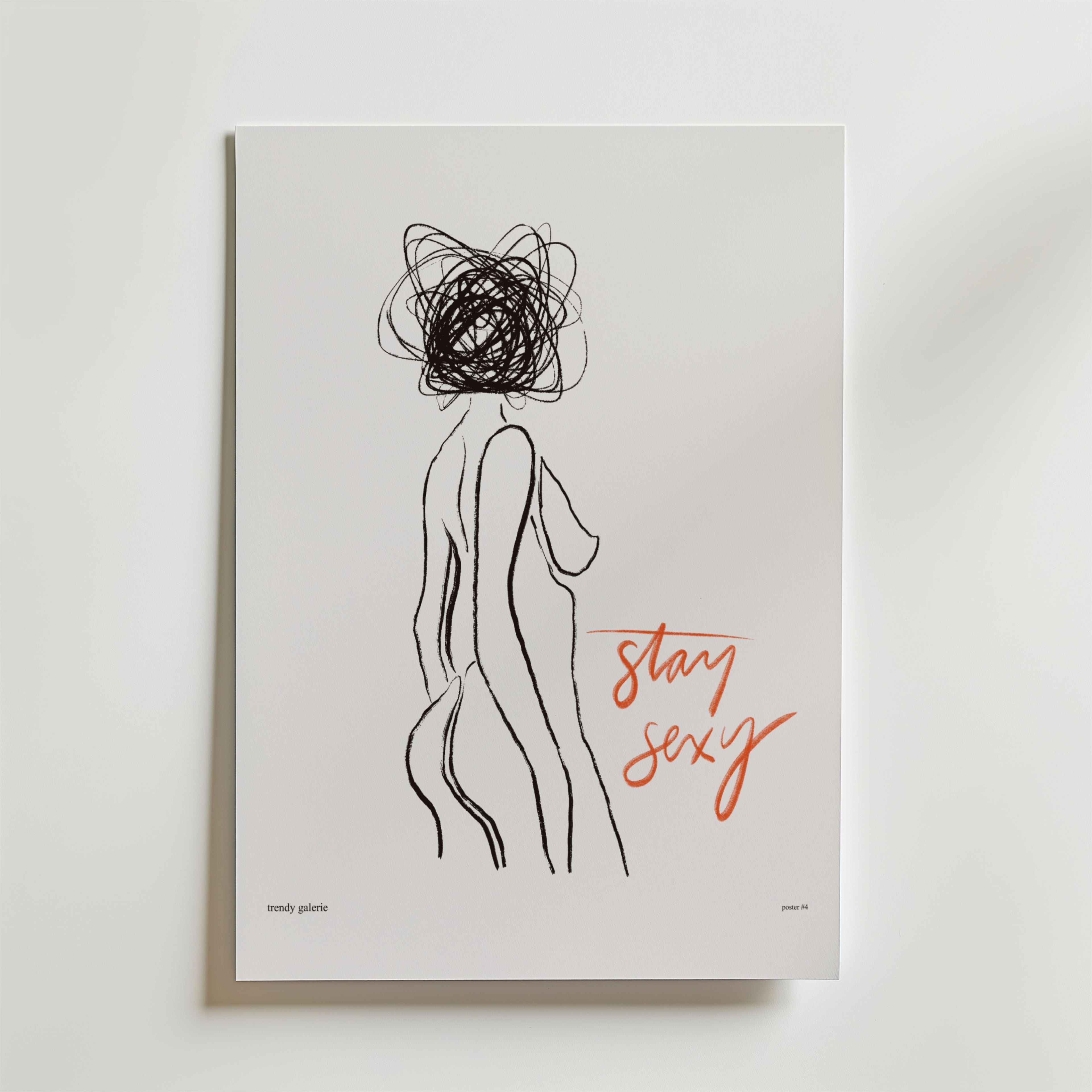 Postern Sexy but Lost från Bozetto har minimalistisk linjekonst av en naken kvinnofigur med ett klottrat huvud och den handskrivna frasen "stay sexy" i fet orange - ett konstnärligt print som är perfekt för alla som älskar modern minimalism.
