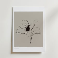 Bozetto The Silent Bloom Poster: En minimalistisk poster med elegant linjetecknad blomma i naturtoner på beige bakgrund, vit kant och diskret BOTANICA GALLERY-text i hörnet.