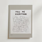Maze Of Truths Poster by Bozetto har "TELL ME EVERYTHING" i handskriven text, med abstrakta svarta linjer och rektanglar på en vit prickig bakgrund, inramad i ljusgrått, som förkroppsligar ärlighet.