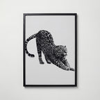 Stretching Leopard Poster – svart ram