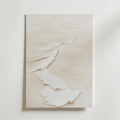 Sandstorm Poster by Bozetto har abstrakta, texturerade vågor i mjuk beige på en neutral bakgrund. Postern är tryckt på premiumpapper med en matt finish och ger en lugn och minimalistisk touch till alla rum.