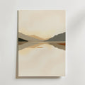 Silent Reflections Poster by Bozetto har en minimalistisk sjö och berg i mjukt beige och brunt, tryckt på FSC-certifierat premiumpapper med en lyxigt matt yta för en lugn och rofylld känsla.