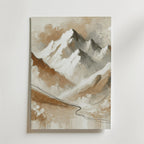 Abstrakt Mountains Poster från Bozetto föreställer snöklädda toppar i bruna och beige toner med skissliknande linjer och en slingrande stig mot en molnig himmel. Tryckt på FSC-certifierat premiumpapper för en lyxigt matt yta.
