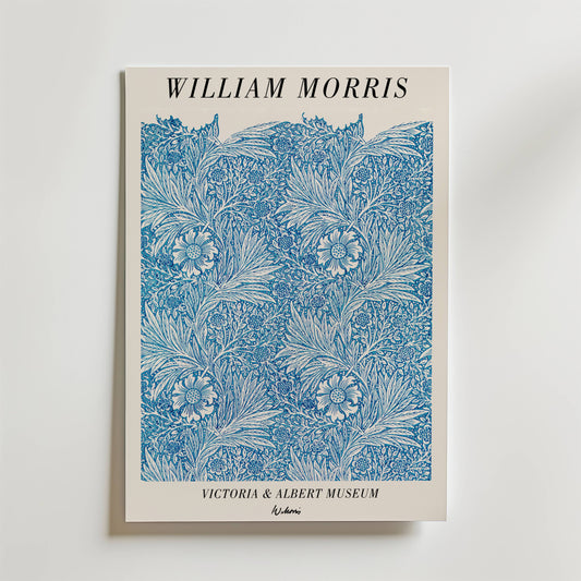 William Morris Victoria & Albert Museum No. 5 Poster från Bozetto har en tidlös harmoni av blå blommiga mönster, med texten "Victoria & Albert Museum" och "Volumi" längst ner på krämfärgad bakgrund.