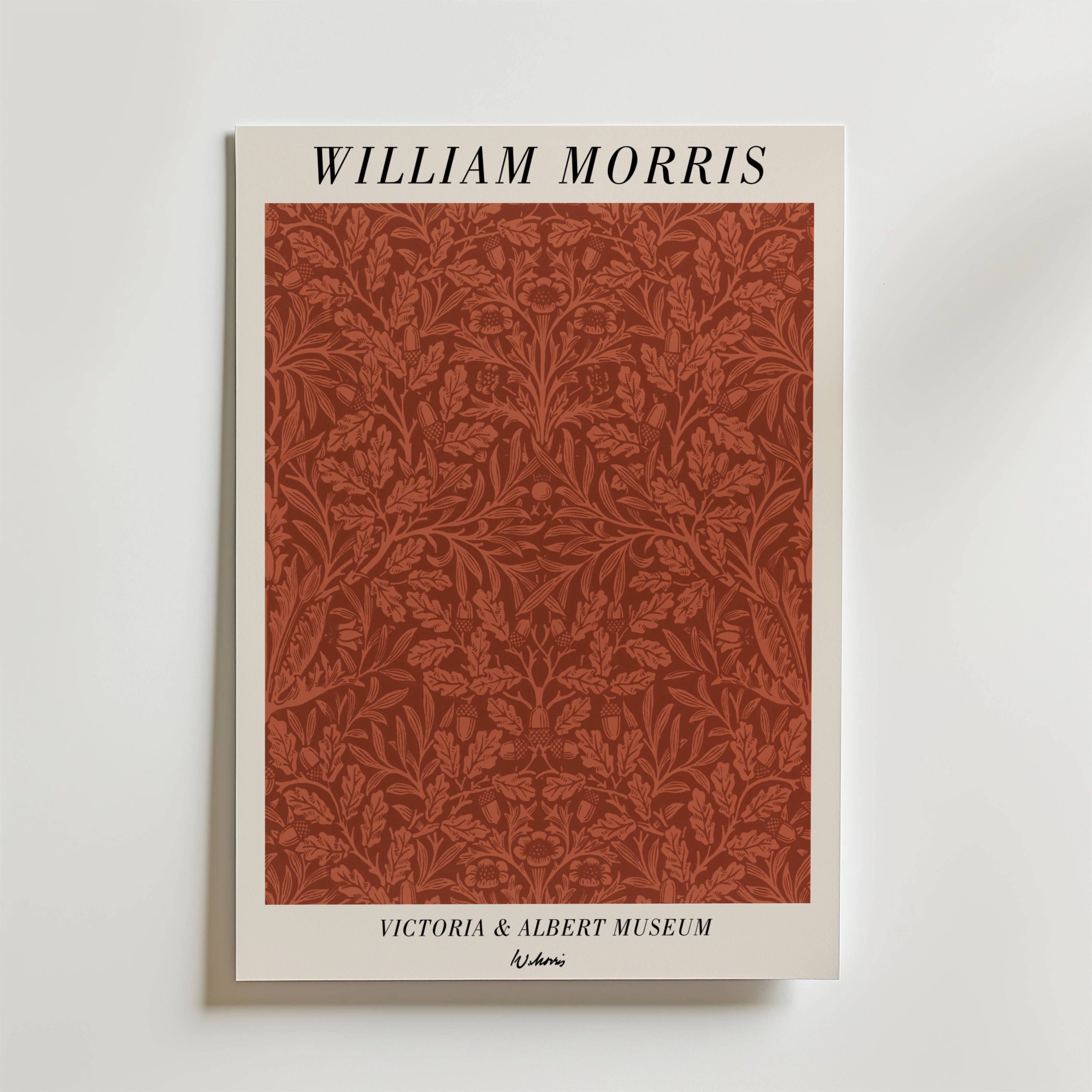 Bozetto William Morris Victoria & Albert Museum No. 6 Poster har titeln upptill, ett rött blommönster inspirerat av mönster av löv i mitten och branding nedtill, allt på en vit bakgrund.