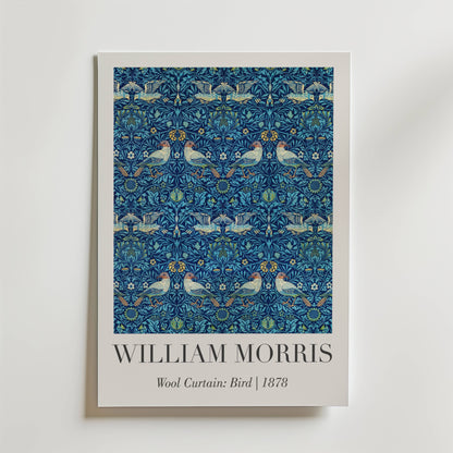 Gardin i ull från William Morris: Bird 1878 Poster by Bozetto har symmetriska fåglar och blommotiv i blått, grönt och guld, med konstnärens namn och verkets titel under bilden.