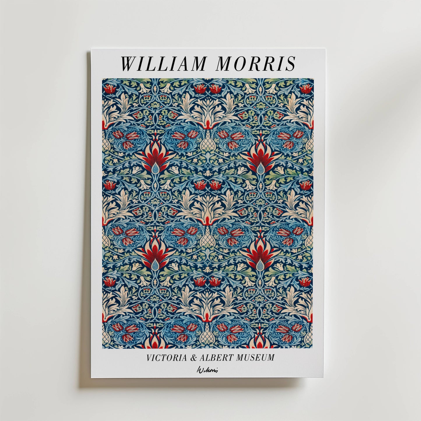 Bozetto William Morris Victoria & Albert Museum No. 3 Poster har intrikata blå, röda och krämfärgade blommor och blad med vita kanter och stiliserad Arts and Crafts-text, som fångar tidlös skönhet i en dekorativ design.
